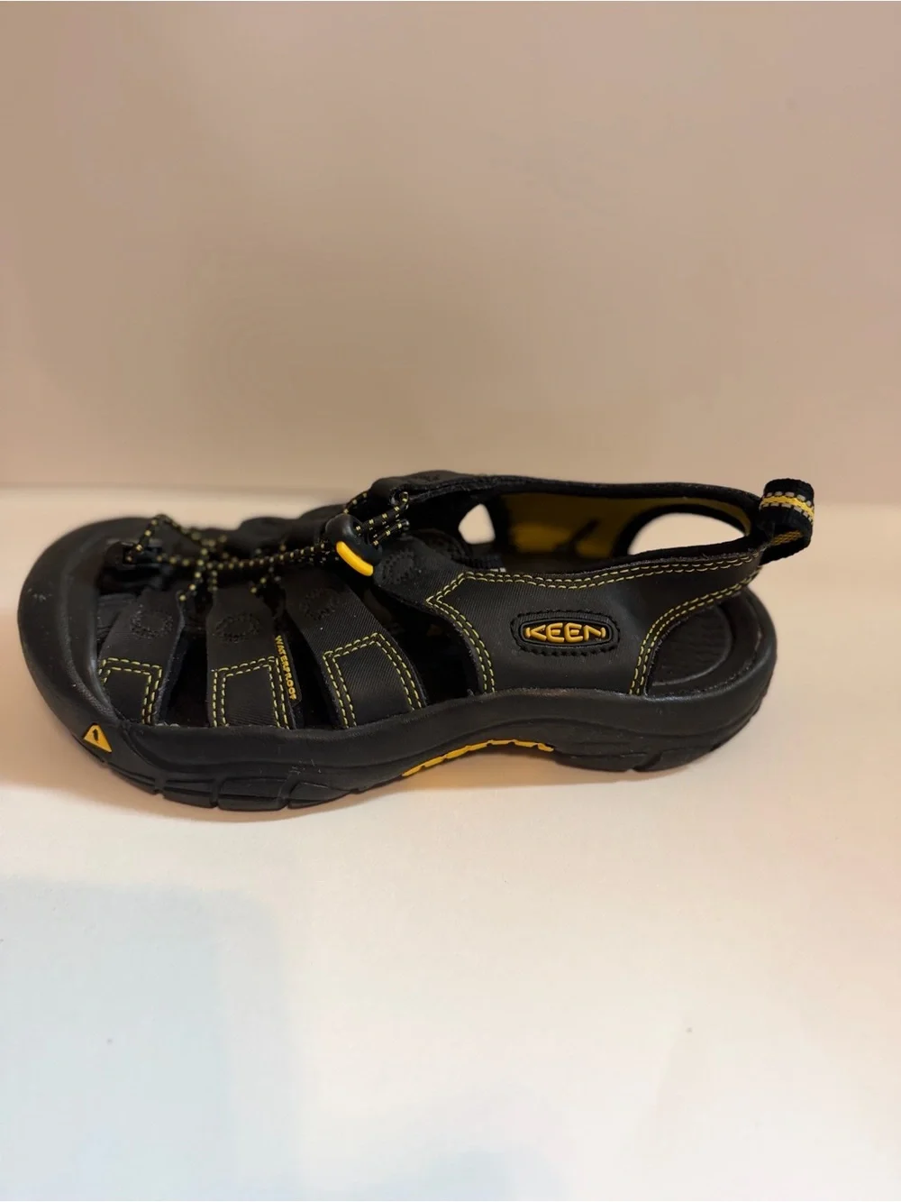 KEEN Unisex Kids SandalsBlack/Yellow Fisherman Closed Toe Drawstring